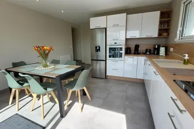 Cuisine ou kitchenette dans l'établissement Gite pour 6 personnes à 15 min dAurillac Cantal