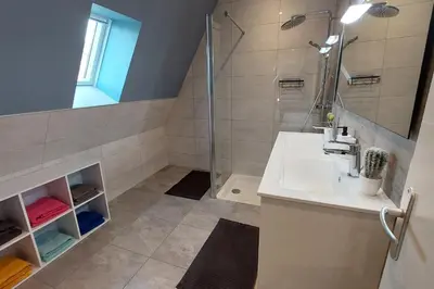 Salle de bains dans l'établissement Gite pour 6 personnes à 15 min dAurillac Cantal