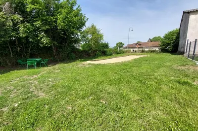 Jardin de l'établissement Gite pour 6 personnes à 15 min dAurillac Cantal