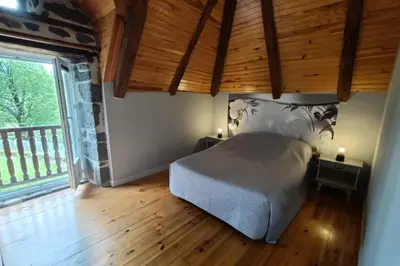 Un ou plusieurs lits dans un hébergement de l'établissement Gîte 4 personnes dans le Cantal Animaux bienvenus