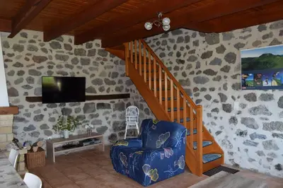Coin salon dans l'établissement Gîte 4 personnes dans le Cantal Animaux bienvenus