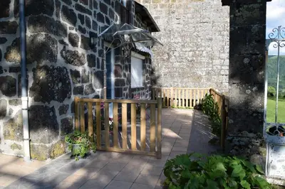 Jardin de l'établissement Gîte 4 personnes dans le Cantal Animaux bienvenus
