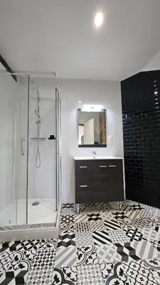 Salle de bains dans l'établissement Maison Saint Surin, Climatisation-Cosy