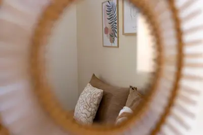 Coin salon dans l'établissement La Chambrote - Maison cosy avec spa privatif