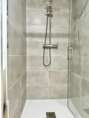 Salle de bains dans l'établissement L'Omega, lumineux & cosy