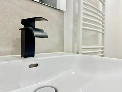 Salle de bains dans l'établissement L'Omega, lumineux & cosy