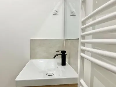 Salle de bains dans l'établissement L'Omega, lumineux & cosy