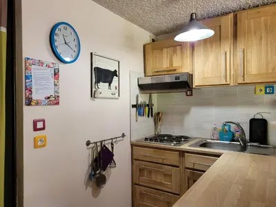 Cuisine ou kitchenette dans l'établissement LE LIORAN appartement vue face à la montagne au pied des pistes
