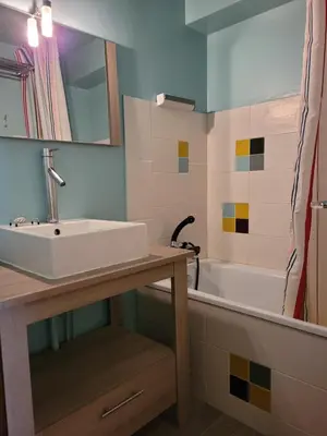 Salle de bains dans l'établissement LE LIORAN appartement vue face à la montagne au pied des pistes