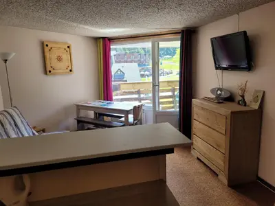 Télévision ou salle de divertissement dans l'établissement LE LIORAN appartement vue face à la montagne au pied des pistes