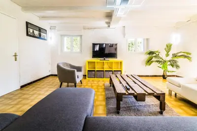 Télévision ou salle de divertissement dans l'établissement La Pause des 6 - Maison Paisible