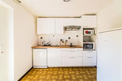 Cuisine ou kitchenette dans l'établissement La Pause des 6 - Maison Paisible