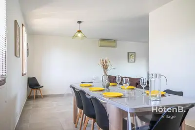 Coin salon dans l'établissement Green Oasis 5-Room Apartment with Large Garden