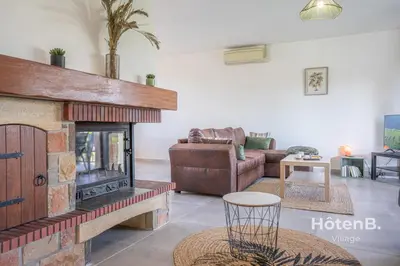 Coin salon dans l'établissement Green Oasis 5-Room Apartment with Large Garden