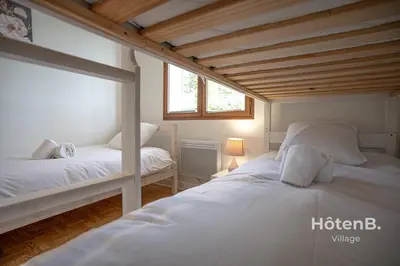 Un ou plusieurs lits dans un hébergement de l'établissement Green Oasis 5-Room Apartment with Large Garden