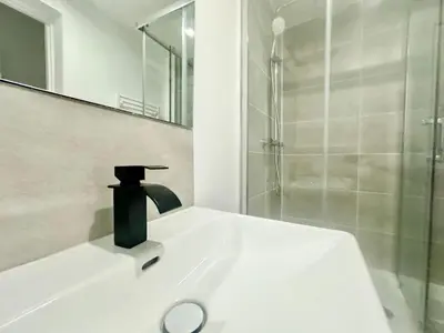 Salle de bains dans l'établissement L'Alpha, Moderne et lumineux