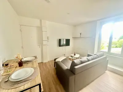 Télévision ou salle de divertissement dans l'établissement L'Alpha, Moderne et lumineux