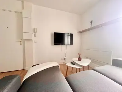 Télévision ou salle de divertissement dans l'établissement L'Alpha, Moderne et lumineux