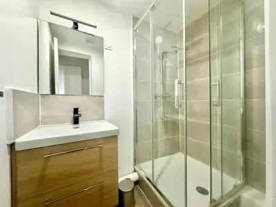 Salle de bains dans l'établissement L'Alpha, Moderne et lumineux