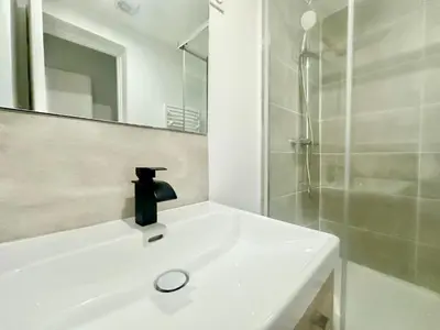 Salle de bains dans l'établissement L'Alpha, Moderne et lumineux