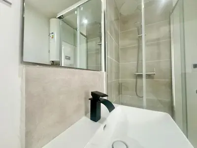 Salle de bains dans l'établissement Le Gamma, cosy et lumineux
