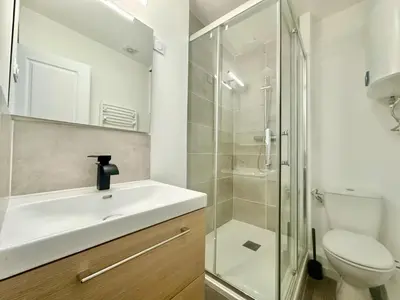 Salle de bains dans l'établissement L'Epsilon, cosy et calme