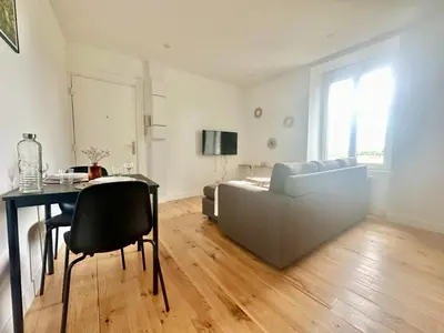 Télévision ou salle de divertissement dans l'établissement L'Epsilon, cosy et calme