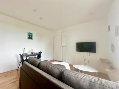 Télévision ou salle de divertissement dans l'établissement L'Epsilon, cosy et calme
