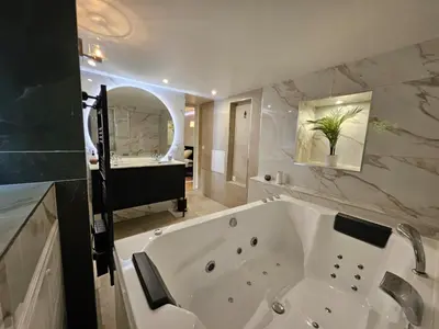 Salle de bains dans l'établissement Charmante Maisonette du Lot rénovée avec balnéo