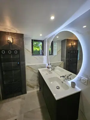 Salle de bains dans l'établissement Charmante Maisonette du Lot rénovée avec balnéo