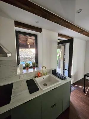 Cuisine ou kitchenette dans l'établissement Charmante Maisonette du Lot rénovée avec balnéo