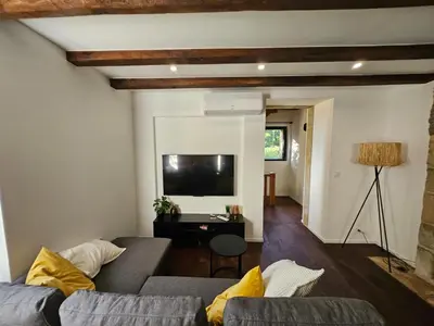 Télévision ou salle de divertissement dans l'établissement Charmante Maisonette du Lot rénovée avec balnéo