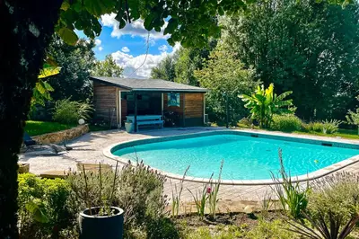 Piscine de l'établissement Gîte Les Dalias ou située à proximité