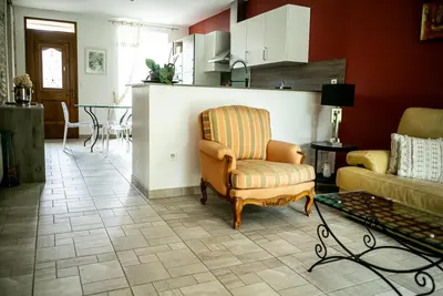 Cuisine ou kitchenette dans l'établissement Gîte Les Dalias
