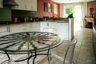 Cuisine ou kitchenette dans l'établissement Gîte Les Dalias