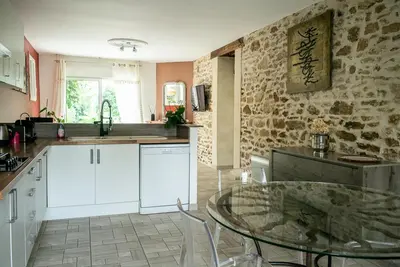 Cuisine ou kitchenette dans l'établissement Gîte Les Dalias