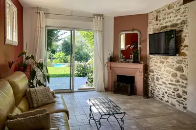 Télévision ou salle de divertissement dans l'établissement Gîte Les Dalias