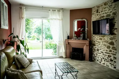 Télévision ou salle de divertissement dans l'établissement Gîte Les Dalias