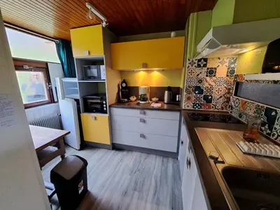 Cuisine ou kitchenette dans l'établissement Appartement duplex avec vue sur le Sancy et garage couvert