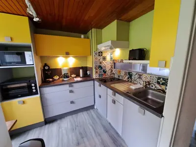 Cuisine ou kitchenette dans l'établissement Appartement duplex avec vue sur le Sancy et garage couvert