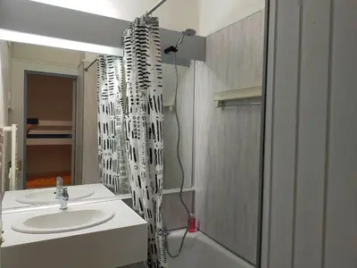 Salle de bains dans l'établissement Studio 1 - Mont Dore face aux Thermes - Hyper-Centre