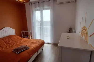 Un ou plusieurs lits dans un hébergement de l'établissement Charmante maison de ville climatisée avec Wifi