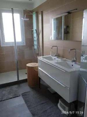 Salle de bains dans l'établissement Charmante maison de ville climatisée avec Wifi