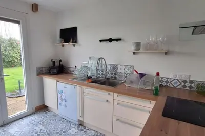 Cuisine ou kitchenette dans l'établissement Charmante maison de ville climatisée avec Wifi