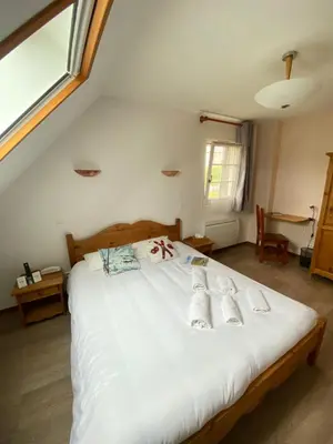 Un ou plusieurs lits dans un hébergement de l'établissement Logis Hôtel Restaurant Auberge du Bougnat