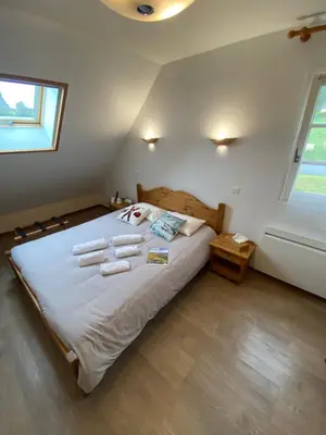 Un ou plusieurs lits dans un hébergement de l'établissement Logis Hôtel Restaurant Auberge du Bougnat