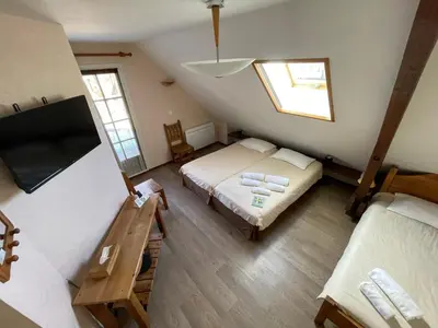 Un ou plusieurs lits dans un hébergement de l'établissement Logis Hôtel Restaurant Auberge du Bougnat
