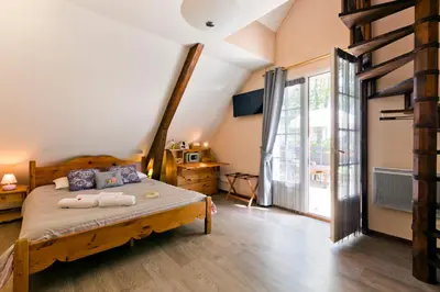 Un ou plusieurs lits dans un hébergement de l'établissement Logis Hôtel Restaurant Auberge du Bougnat