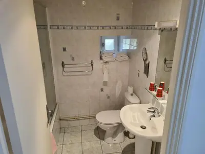 Salle de bains dans l'établissement Hotel Saint julien aux bois