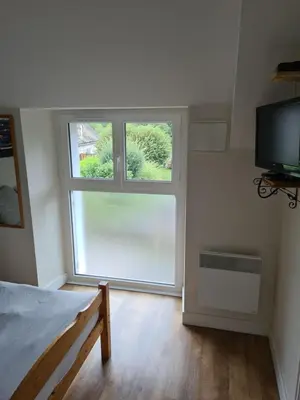 Télévision ou salle de divertissement dans l'établissement Hotel Saint julien aux bois
